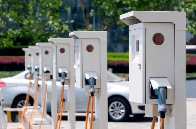 Un système de stockage d'énergie stimule la construction d'une infrastructure de recharge rapide pour les véhicules électriques